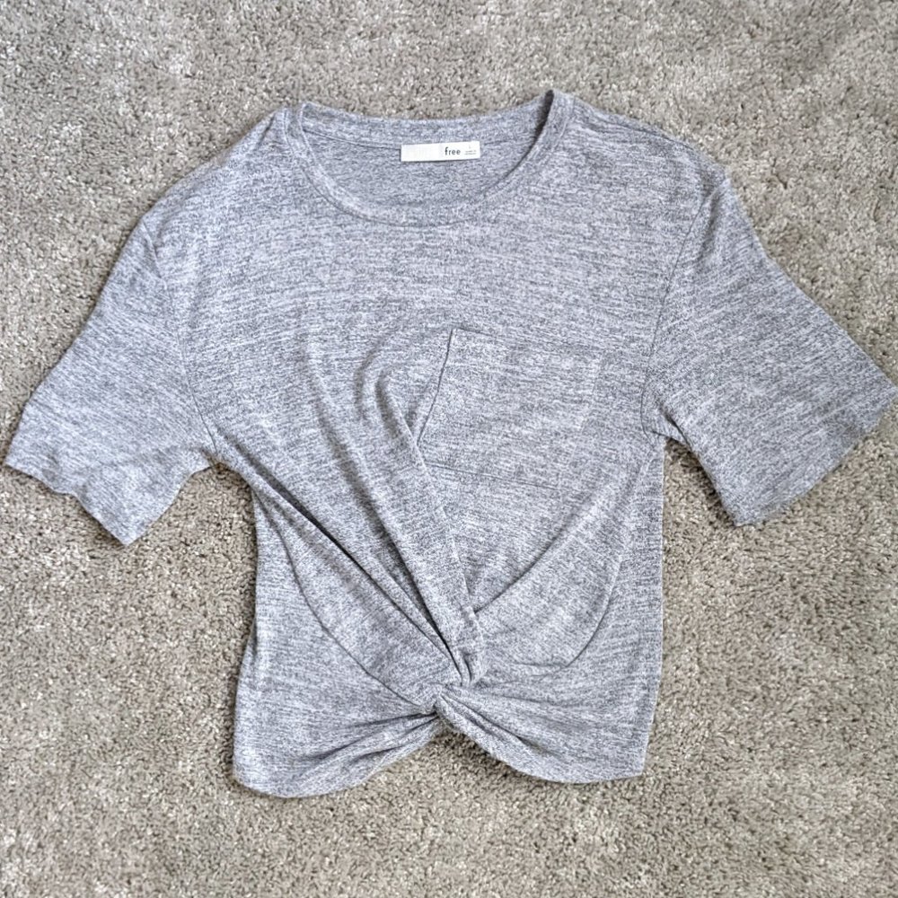 Aritzia Wilfred Free Subah Crop Twist T-Shirt in Heather White, Size Lar…